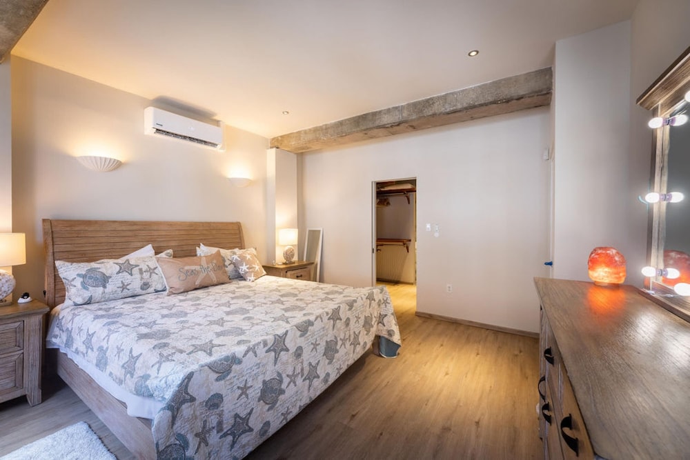 Chic Historic Townhouse in City Centre Willemstad