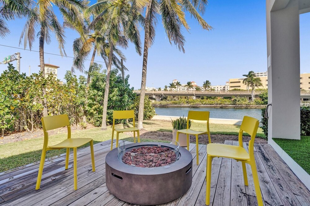 Intercostal beauty with heated pool + Spa!