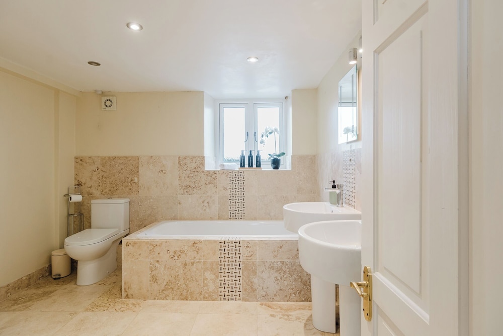 Mulberry Cottage 5BD in Wiltshire