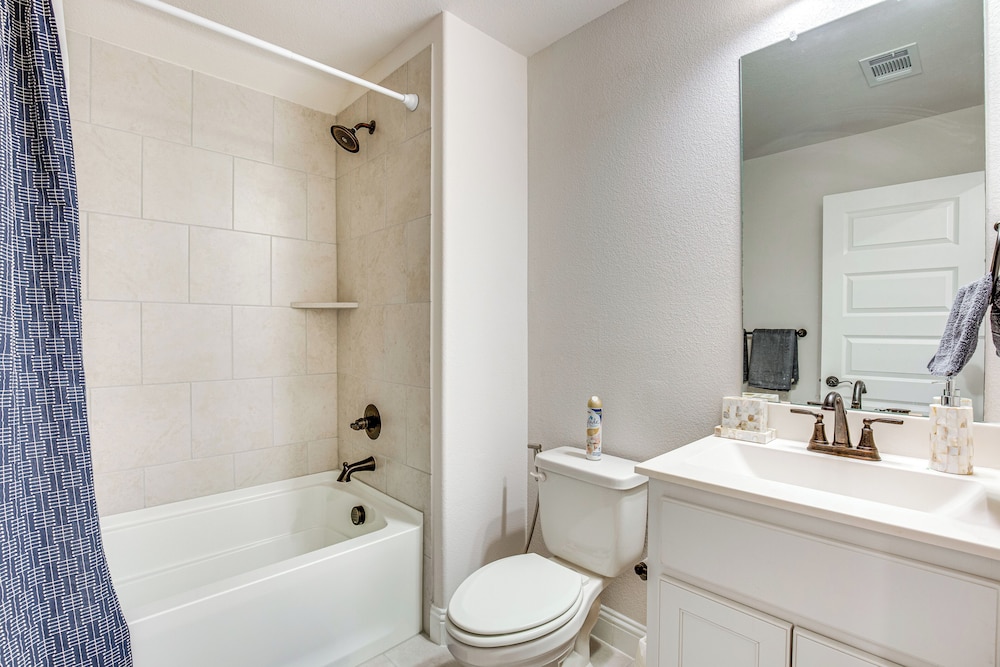 6 Mi to Lake Lewisville: Chic Retreat in Frisco!