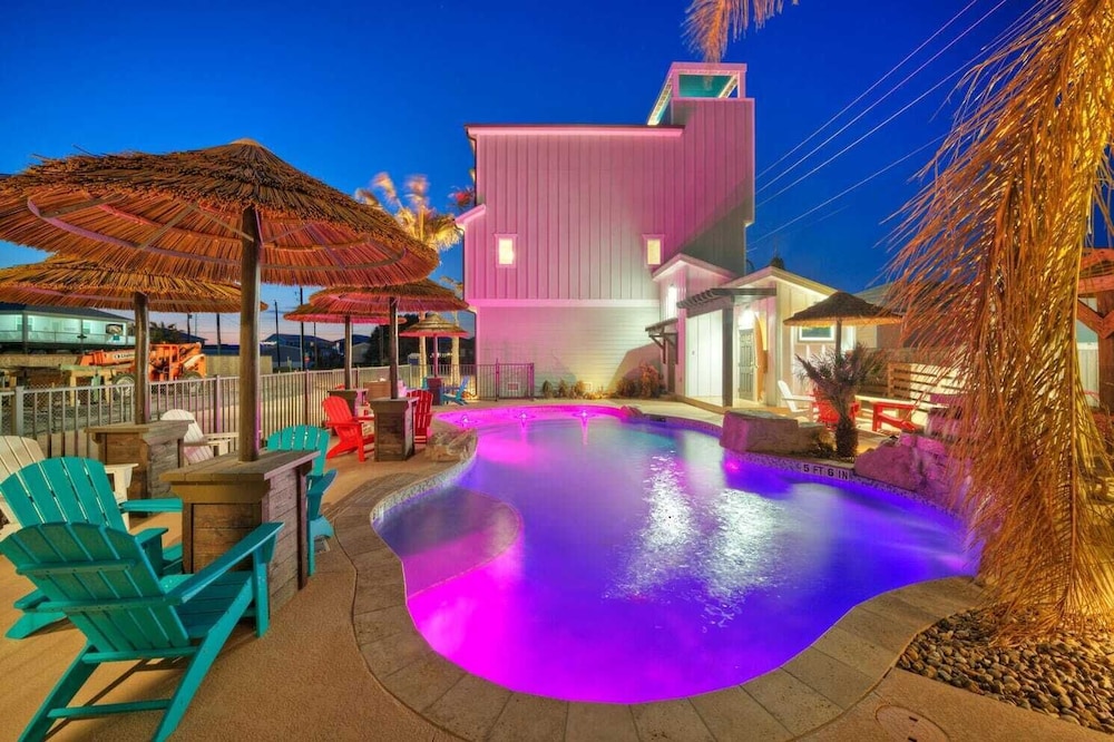 Sleeps 33! 4 Condos, Walk to the Beach, Resort-style Pool, Endless Summer Resort