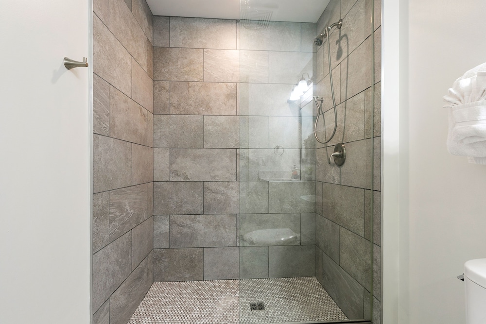 New Orleans Vacations - Modern 4BR Condo in the Heart of NOLA - Property Image 7