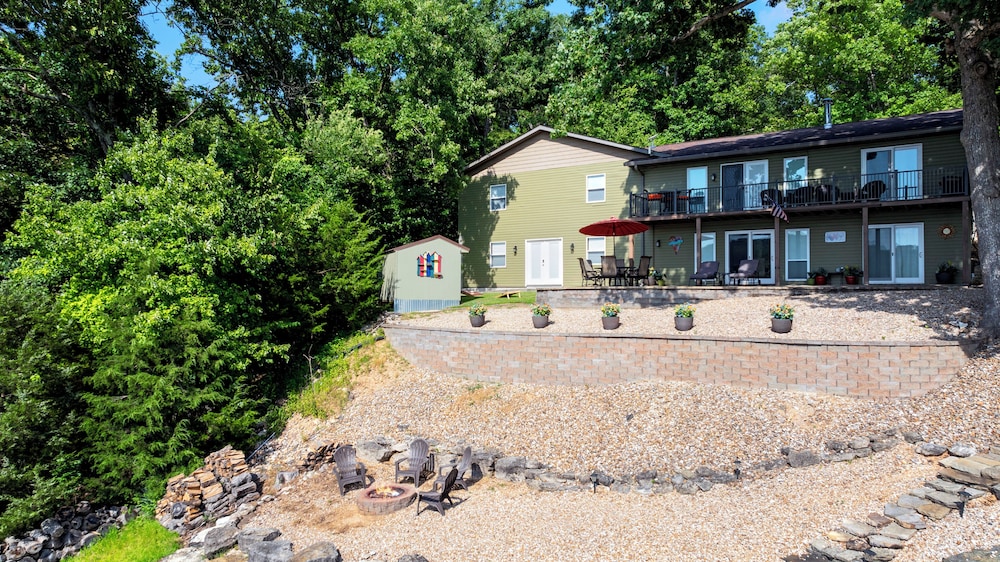 Lakeside Oasis Room for 12!
