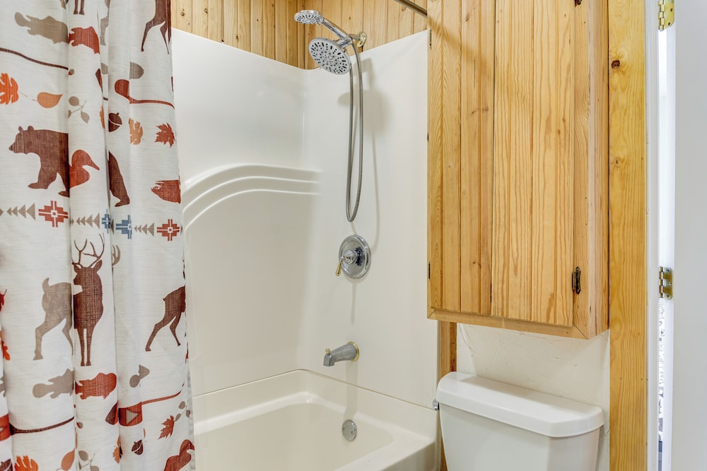Hike, Fish & Explore: Family Cabin in Sulphur!