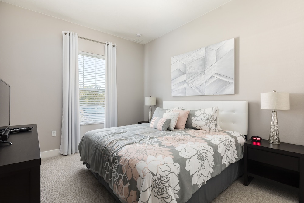 Summerville Vacation Homes by Columbia Management