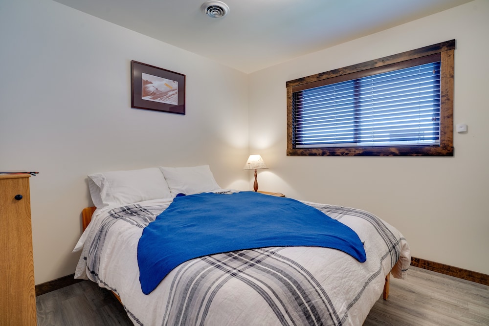 Lakefront Washington Home w/ Private Pool & Sauna view 5