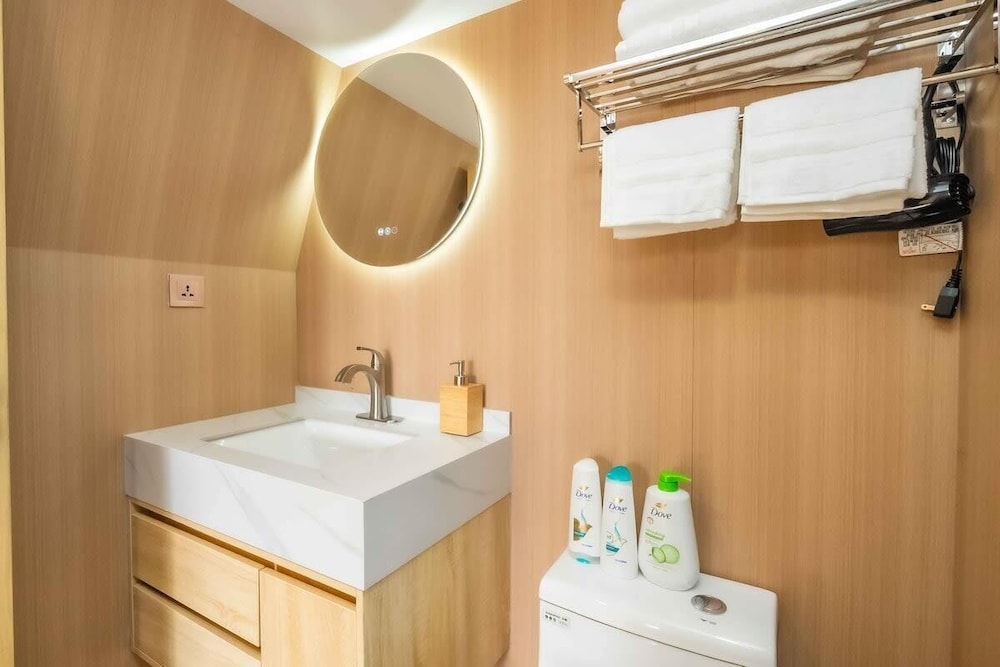 Urban Glamping Oasis: Comfort & Adventure Combined
