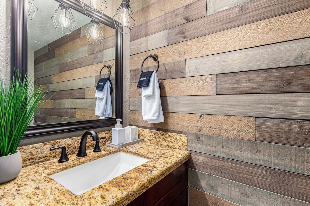 Walk to Old Town & Giants Stadium! Unit w/ Pool