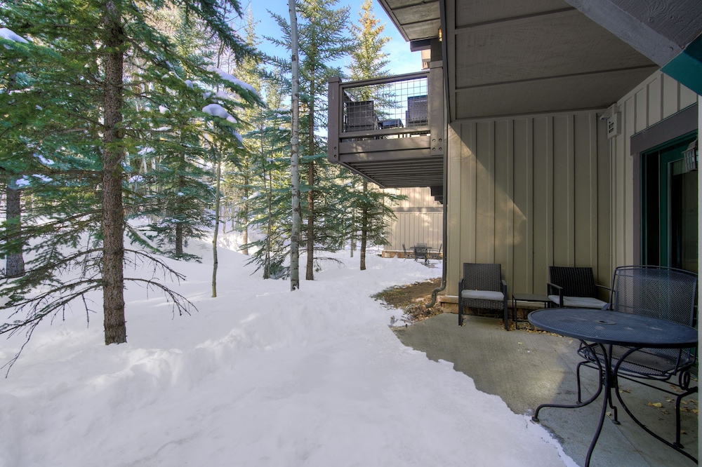 Spacious, Updated Townhome With Private Garage 3 Bedroom Condo