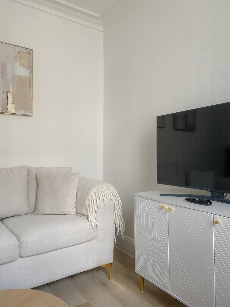 Luxury Townhouse Retreat in Kendal w/ Free Parking