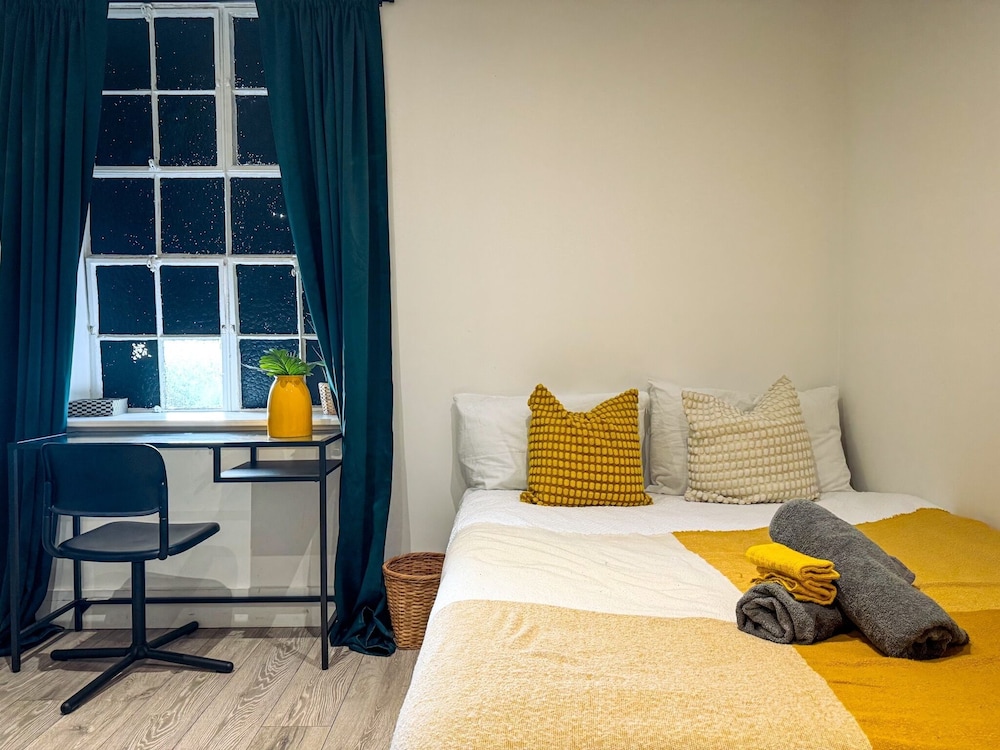 Maidstone-towncenter-wifi-2br-parking-cityviews view 5