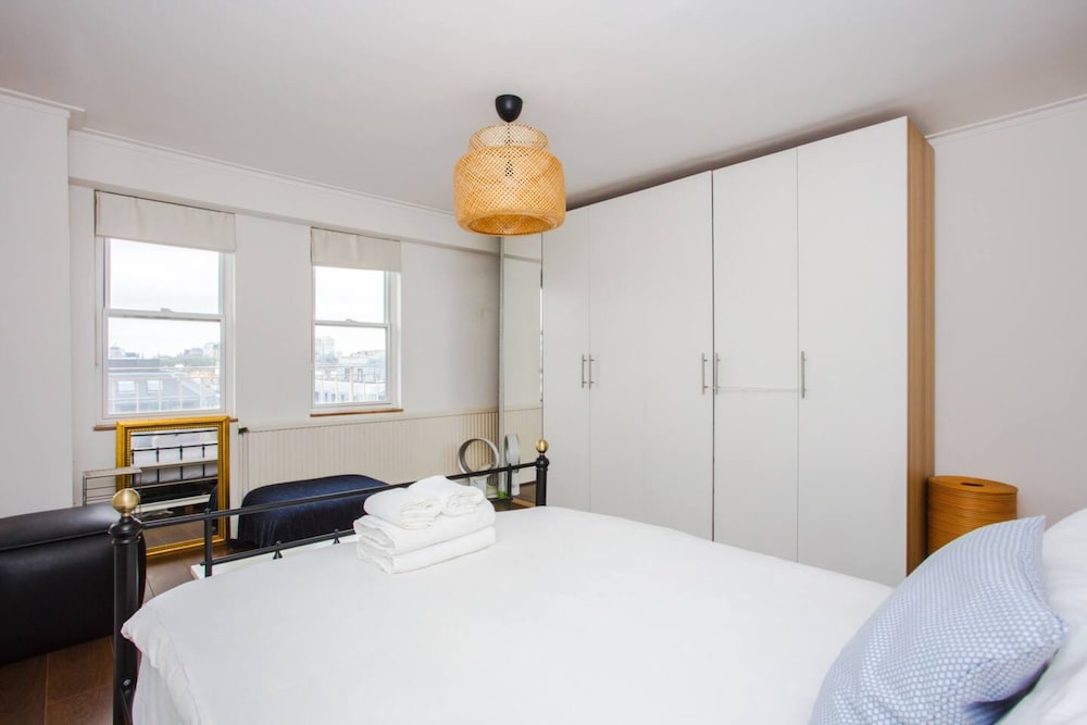 Fantastic Central Apartment With Balcony in Fitzrovia