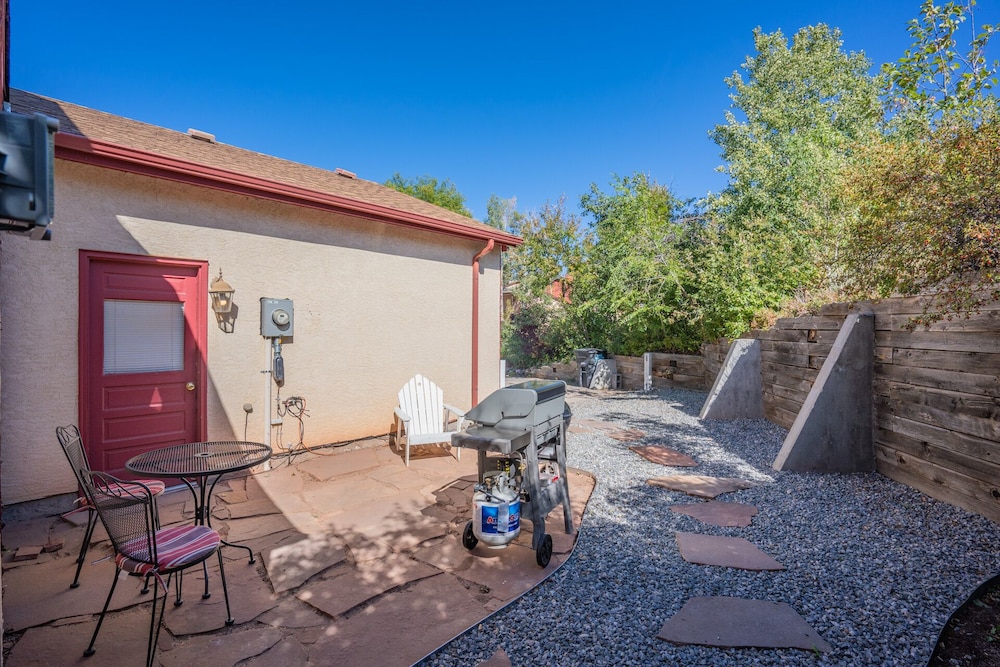 4 BR Country Home in Suburbs W/trails & Parks view 4