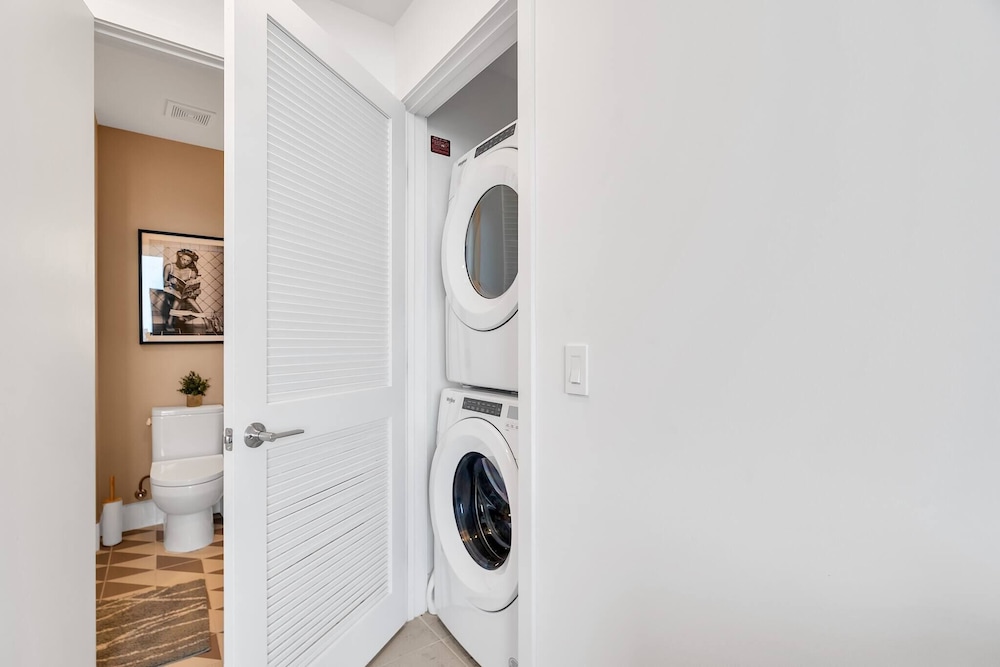 Penthouse 1BR Breathtaking City & Water Views