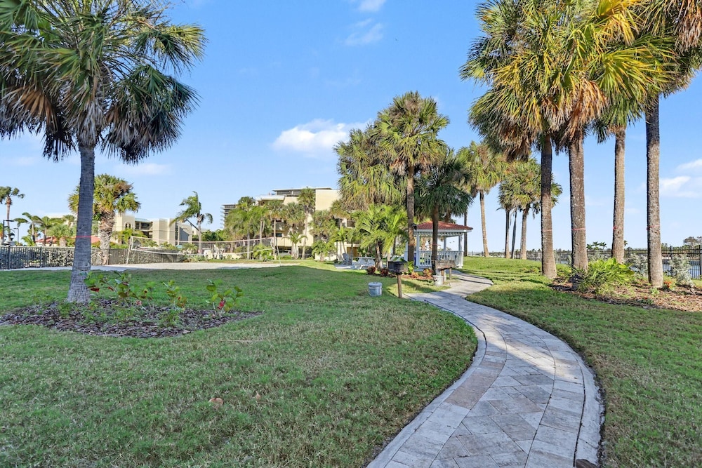 Land's End 9-402 Beach Front - Premier