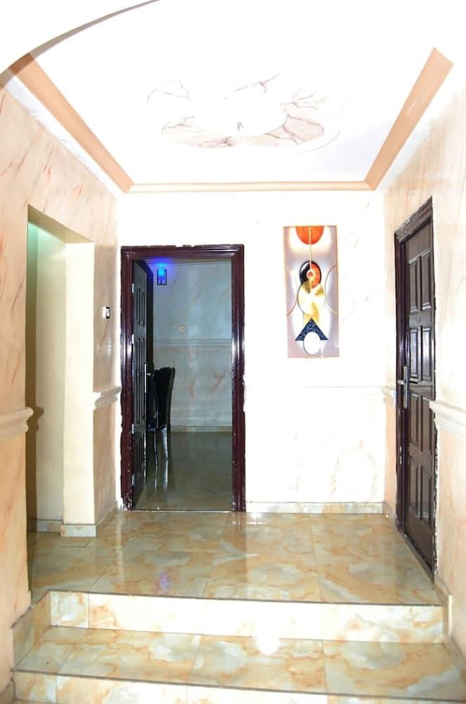 6 Bedroom Serviced Apartments In House in Benin