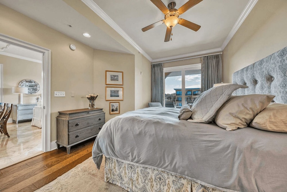 Salt Water Express by Avantstay Top Floor, Corner Unit Adagio