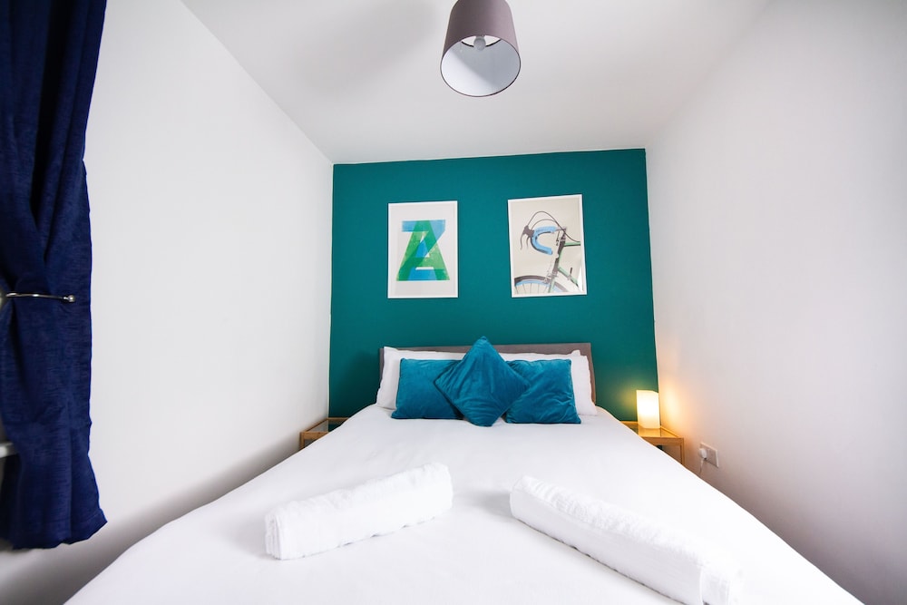 Short Stay Bristol - Mina B Apartment view 2