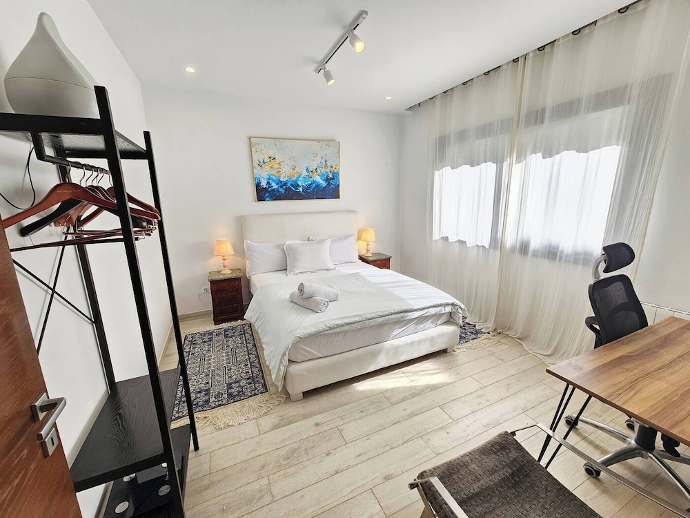 Elegant and Modern Villa V 04