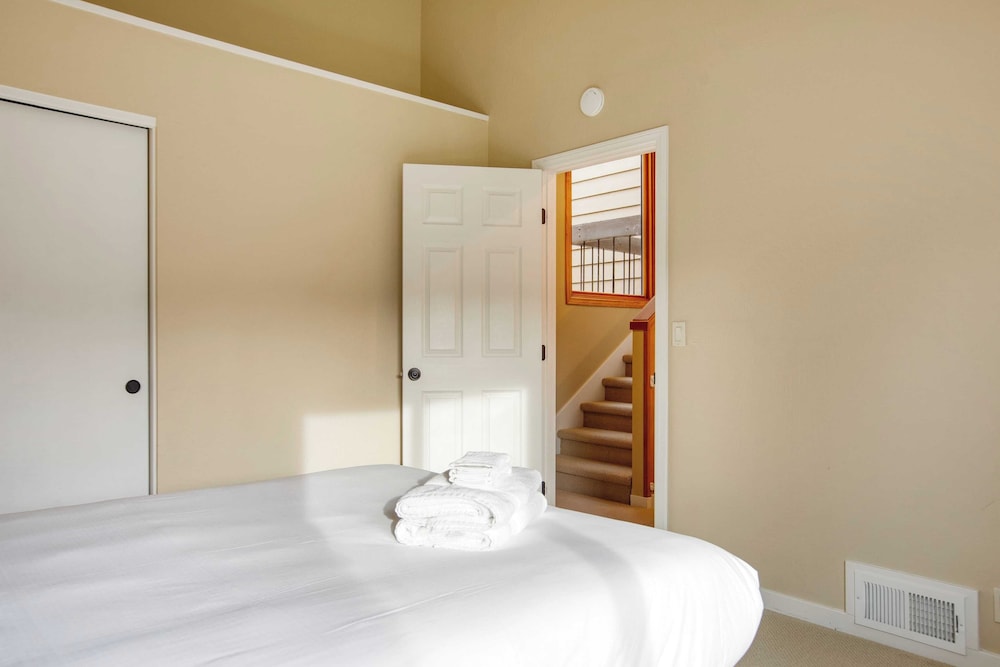 Arrowhead Lakeside Escape by Avantstay 3min Walk to Lake, Private Beach Access