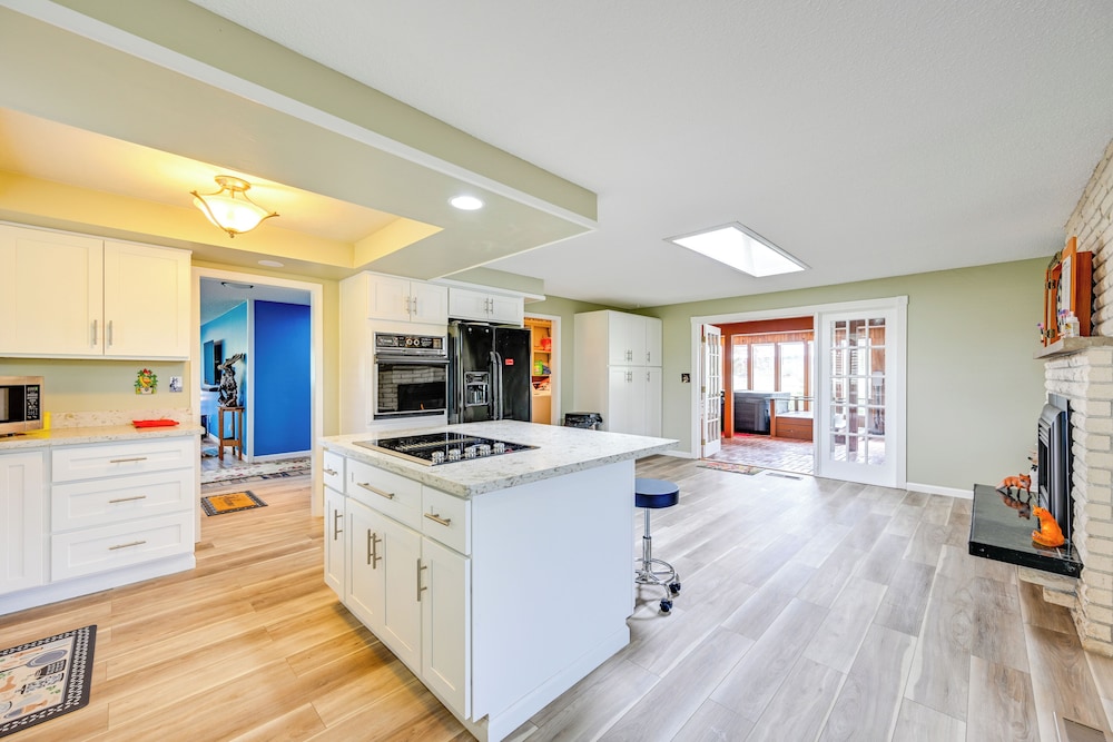 9 Mi to Spanaway Park: Home w/ Indoor Hot Tub