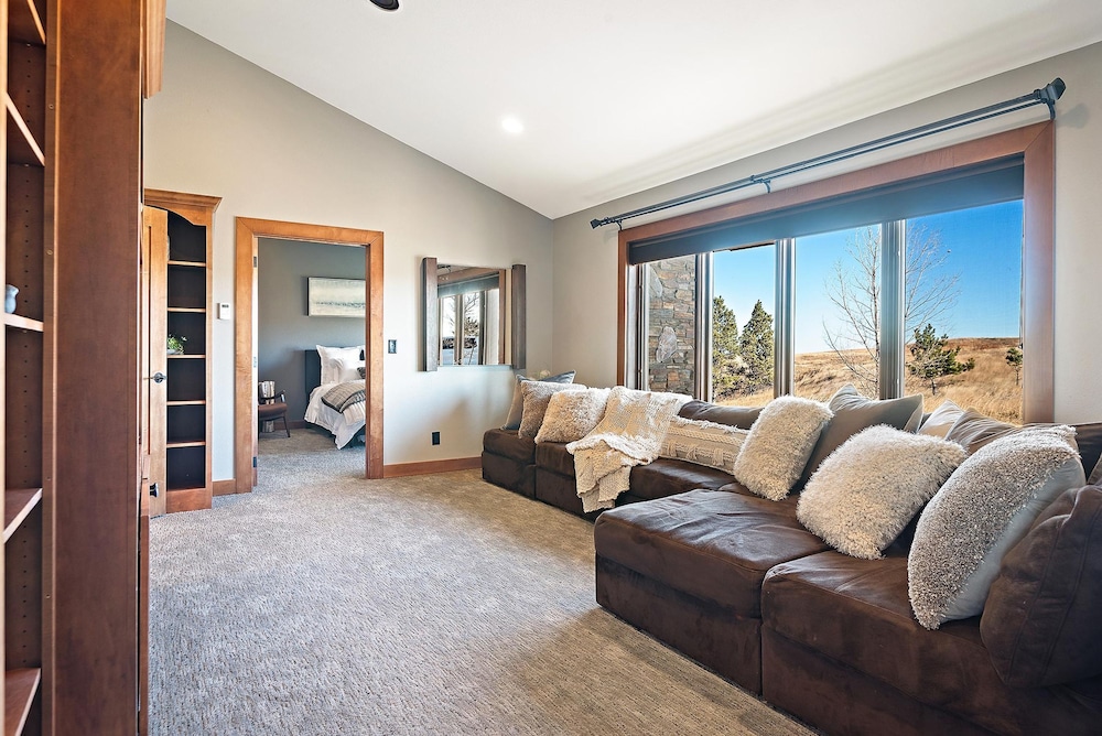 Raz Hideaway 7BR Ranch With Panoramic Mountain Views