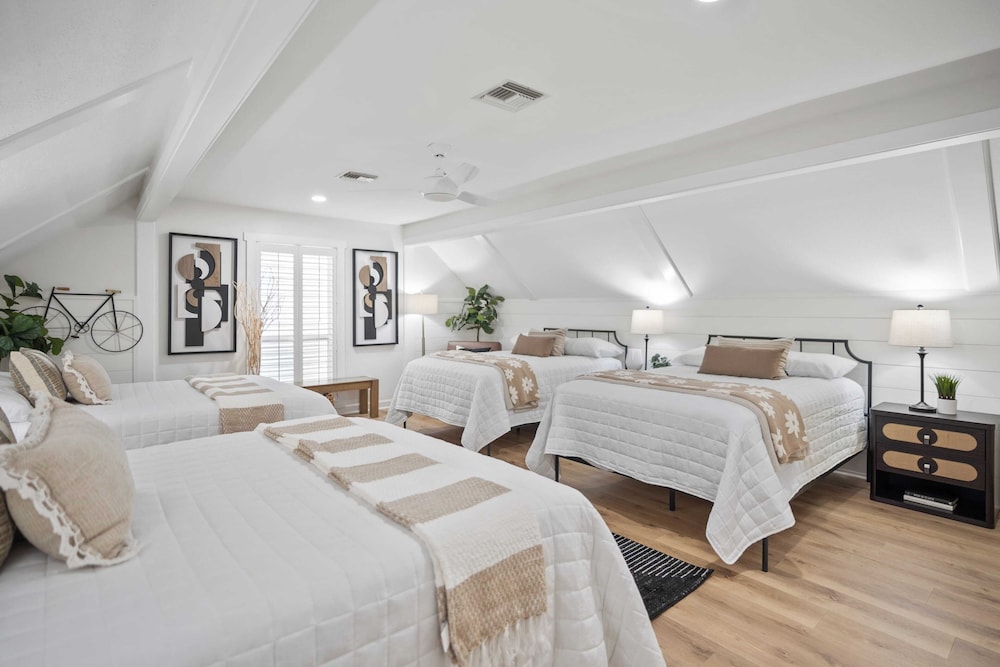 Newly Renovated! 2-min Walk to the Beach The Coastal Cottage by Avantstay