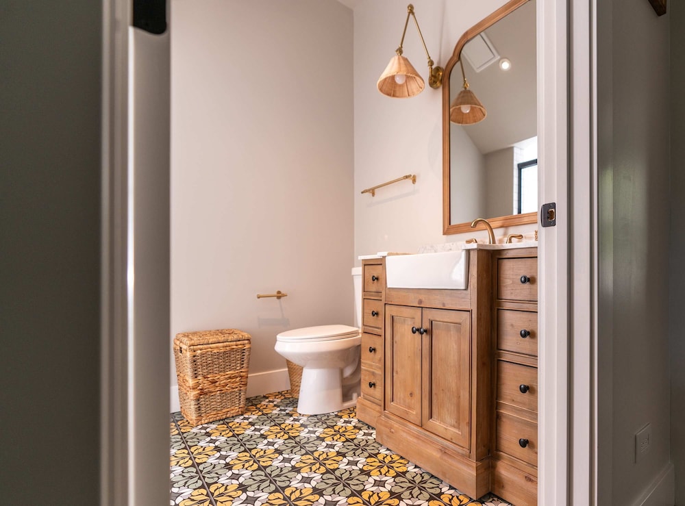 Magnolia Manor - Remodeled Home Near Downtown
