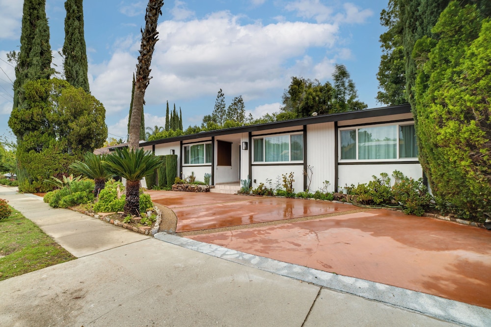 Private Pool & Patio: Luxe Encino Family Getaway