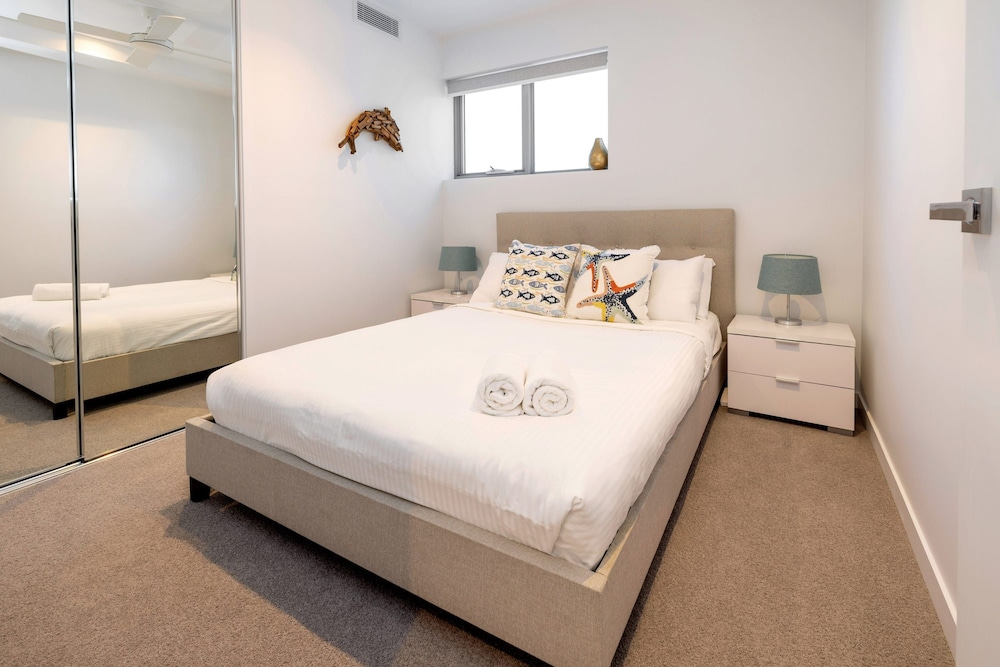 3BR Lux Beachfront Escape - Pool Gym King bed