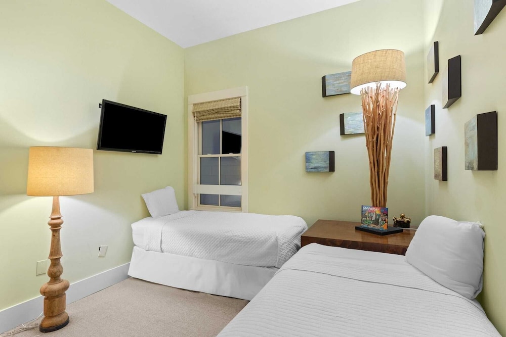 Salty Air & Blue Mountain Flair 3BR Condo w/ Pool, Balcony & Beach Access!