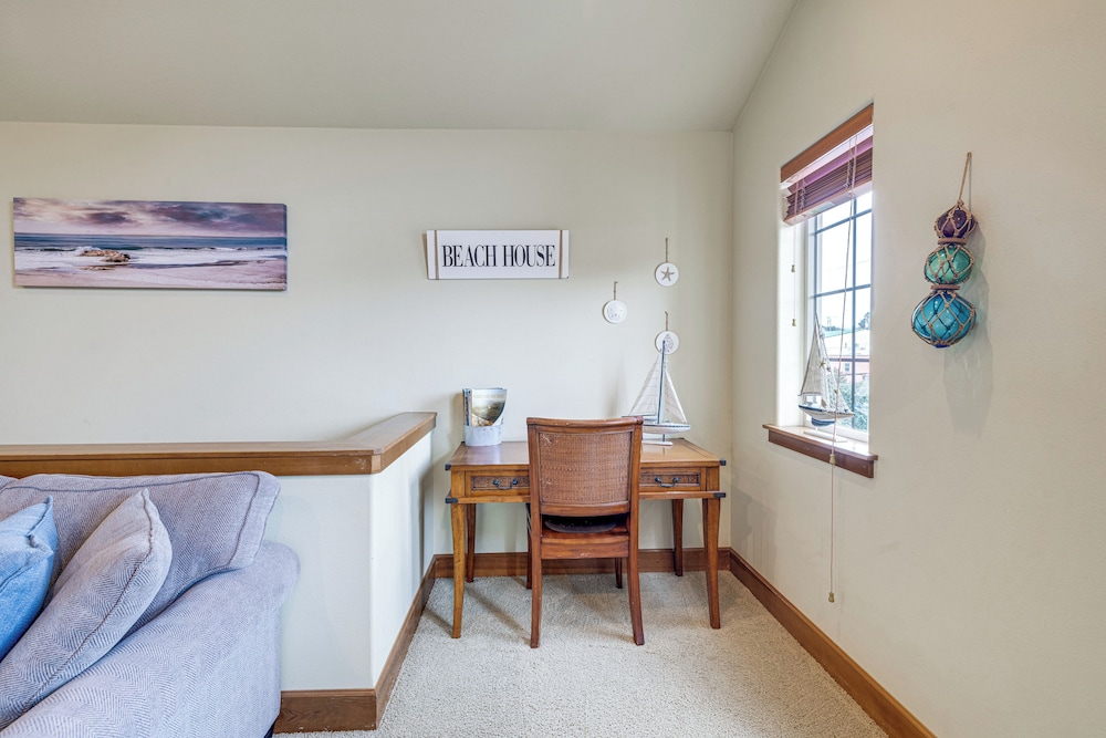 Walk to Lincoln City Beach: Townhome w/ Balconies!