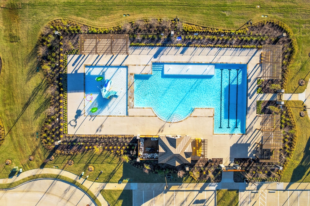 Luxurious 4-Bed Home in Aubrey TX