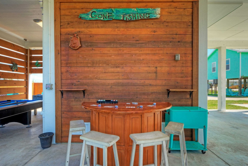 Family-friendly Beach Home Bbq, Patio & Fire Pit & Mins to Beach Bottom's Up by Avantstay