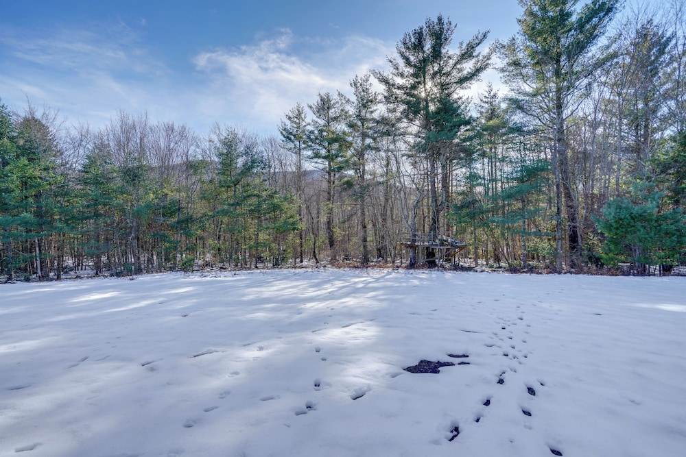 3 Mi to Colgate Lake: Mtn-view Home, Deck + Grill!