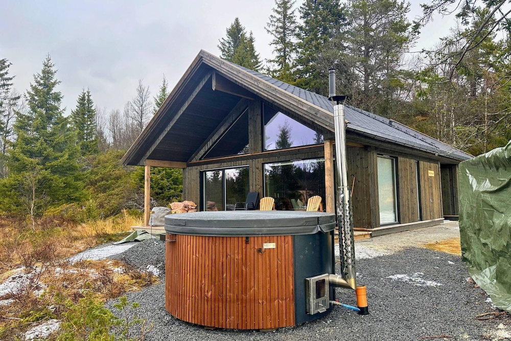 Modern Mountain Cabin - Outdoor Hot Tub - 8 Beds