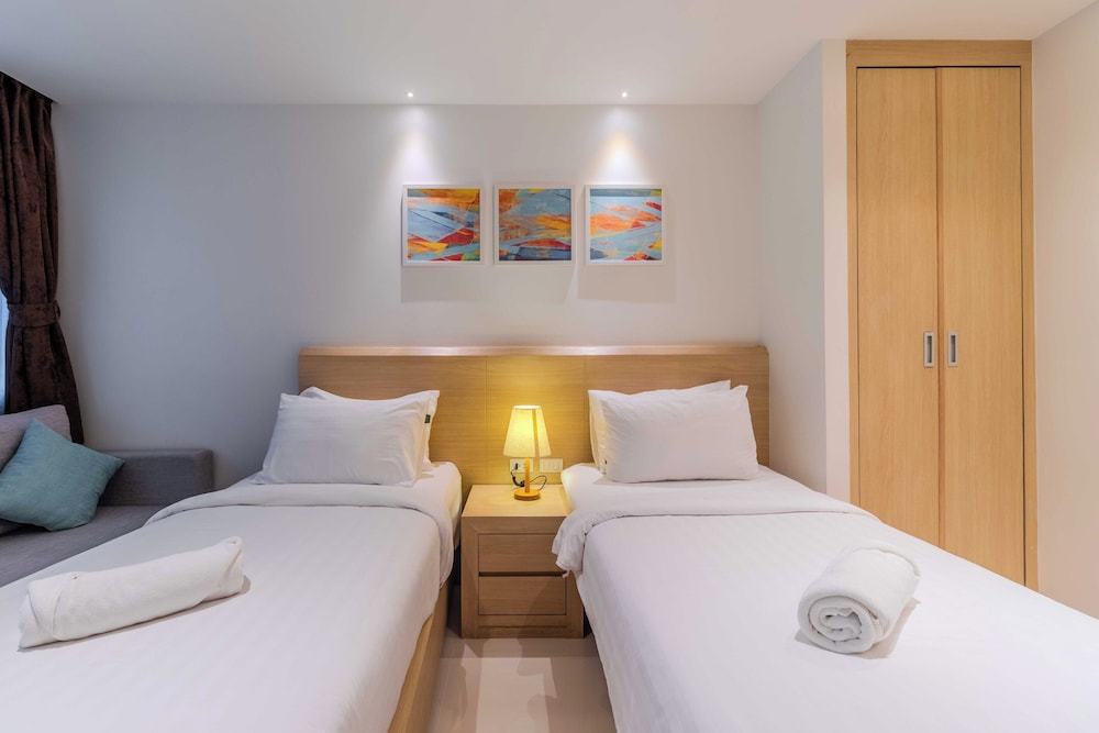 Ocean Breeze1BR Steps from the Sea C244