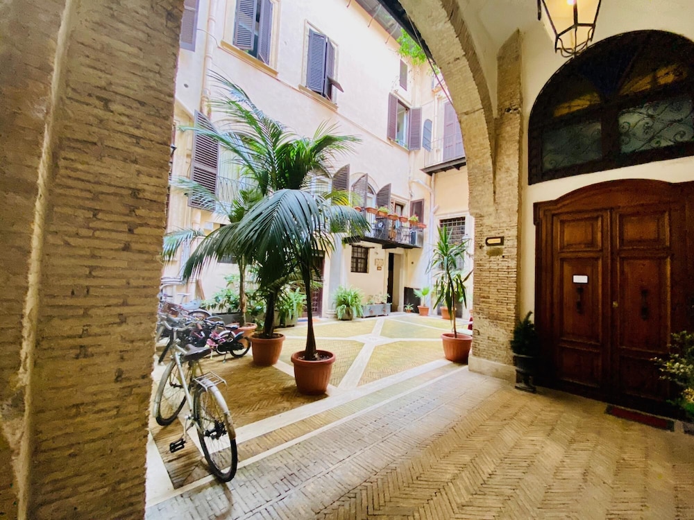 A Prince in Rome Elegant Navona Terrace Apartment