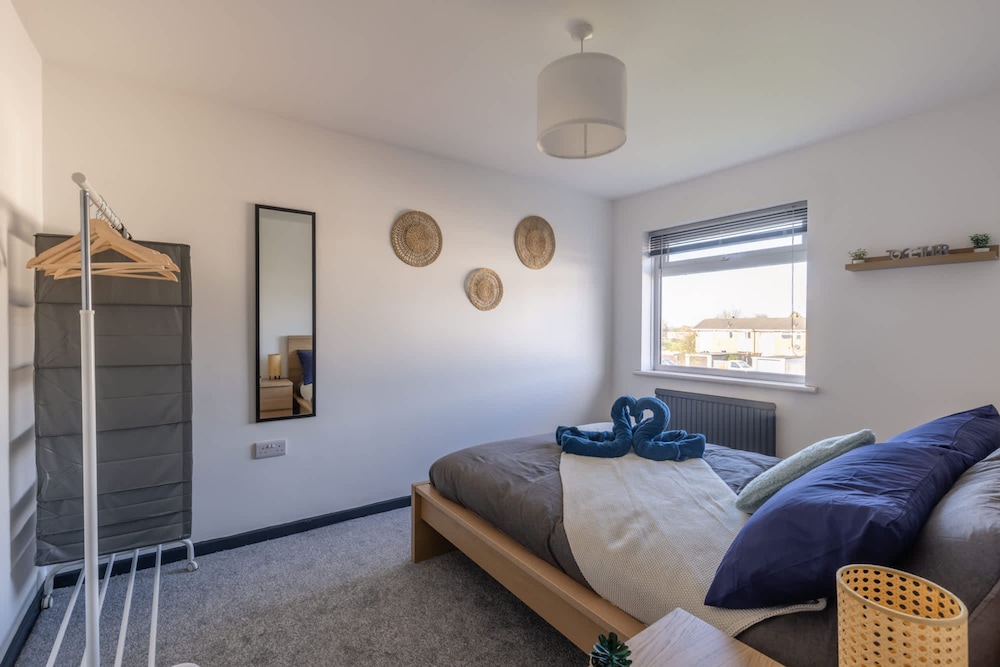 Modern 3 Bed House-free Parking