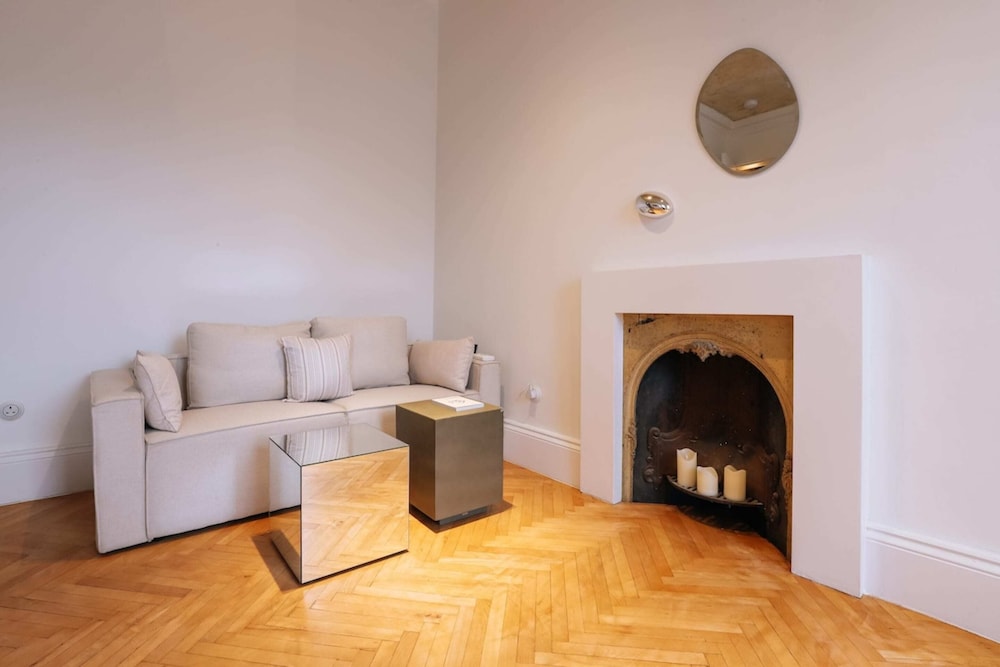 Contemporary 1BD Flat W/view of Edinburgh Castle! view 3