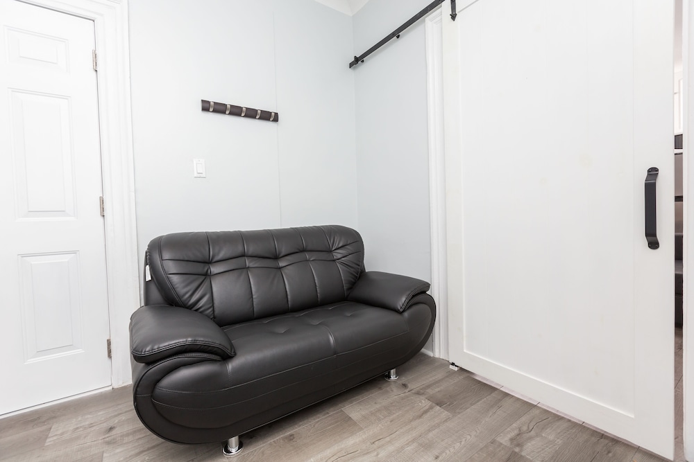 Applewood Suites - The CasaDupont - Image 4