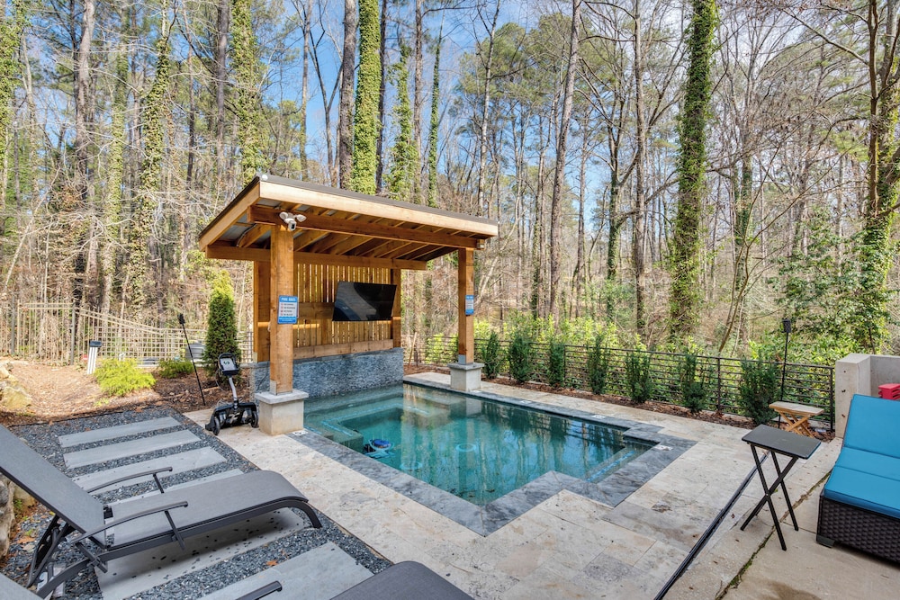 7 Mi to Dtwn Atl: Sleek & Modern Home!