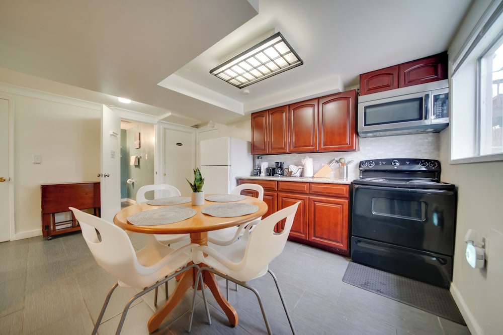 6 Mi to Downtown Seattle: Peaceful Apt w/ Patio