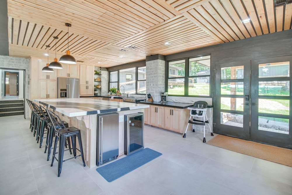 Waterfront Hot Tub - Luxe Home on Grand Lake!