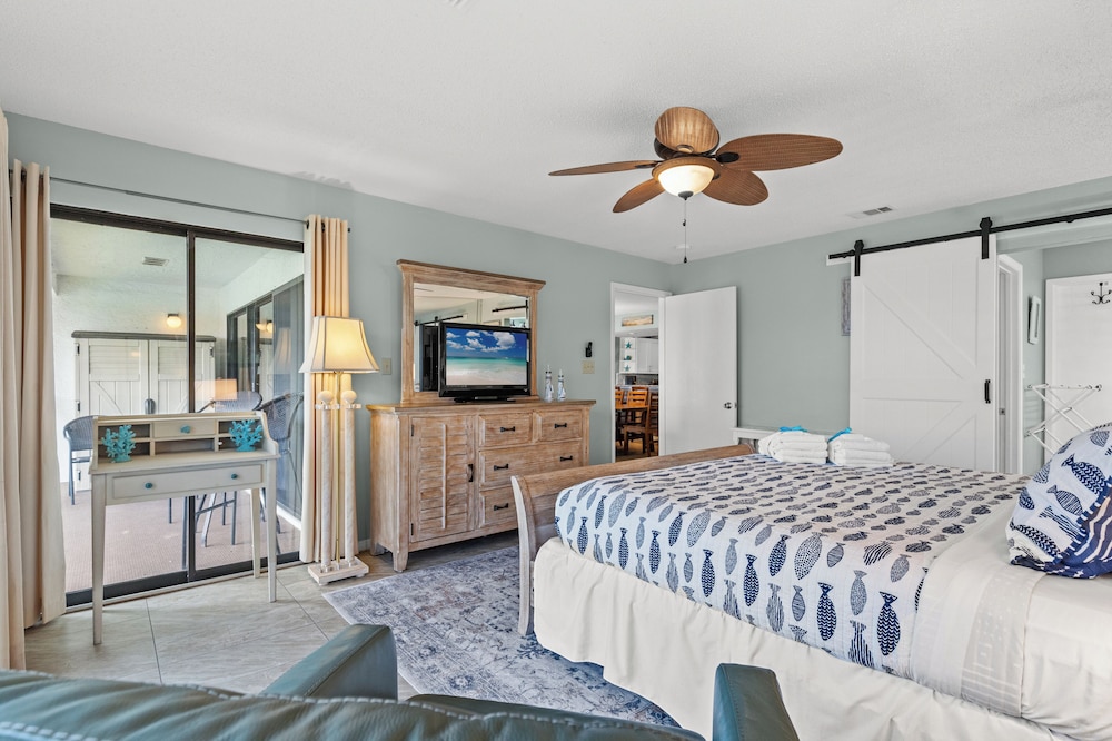 One More Round! 3BR 3BA Sleeps 10! 11 Pools! Golf Courses! Tennis Courts!