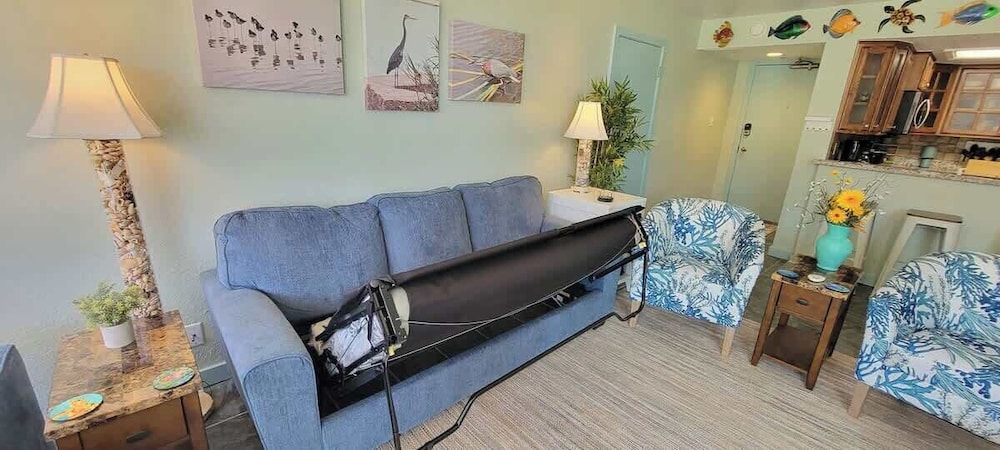Beachfront Hotspot - New Furnishings - Pool - 1st Floor