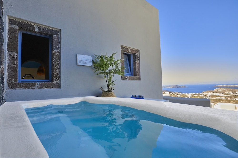 Luna Santorini Suites