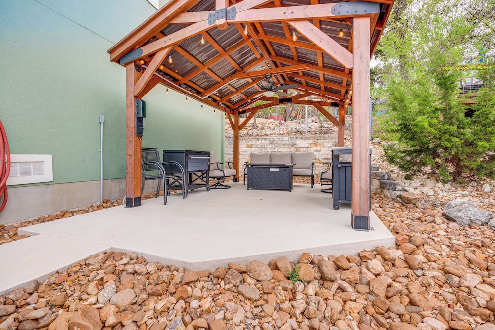 < 1 Mi to Comal Park: Peaceful Duplex w/ Yard!