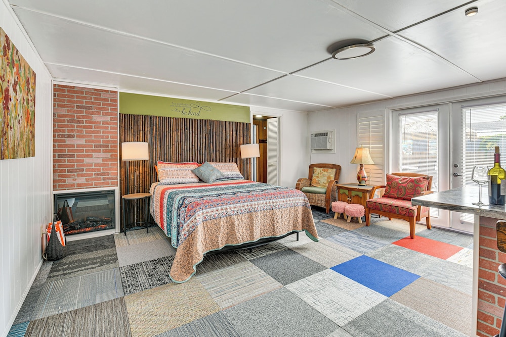 Fort Walton Beach Studio w/ Shared Pool & Patio!