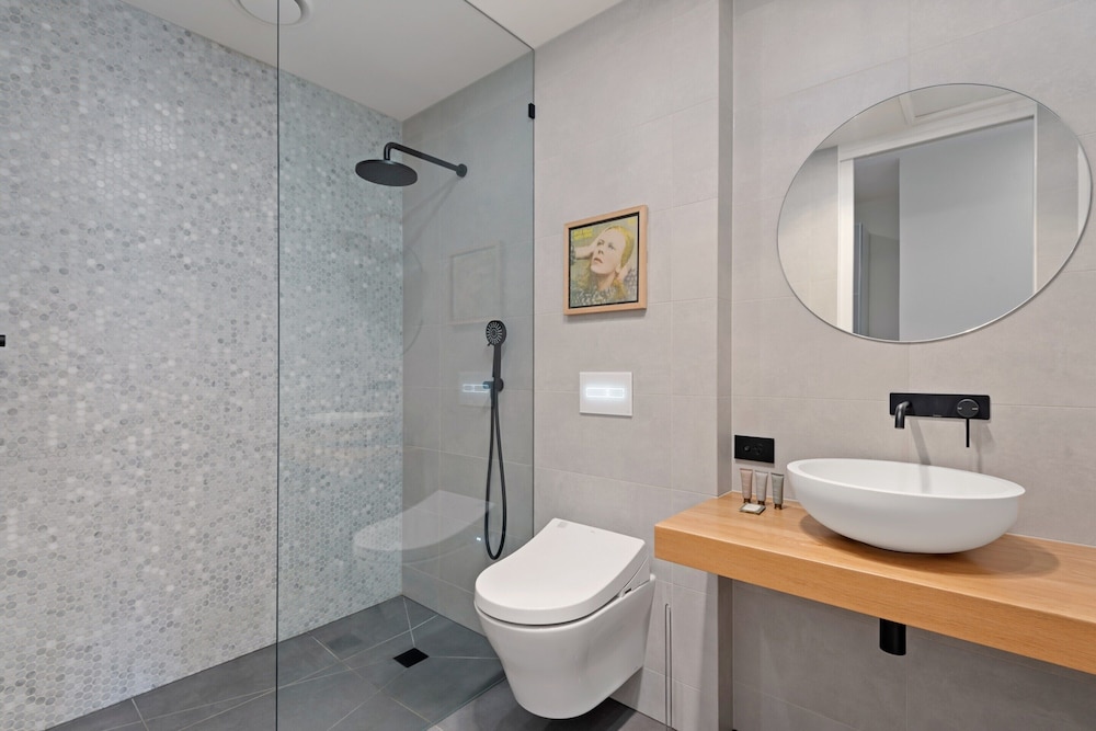 Modern 1-bed, City Skyline Views & Close to Shops